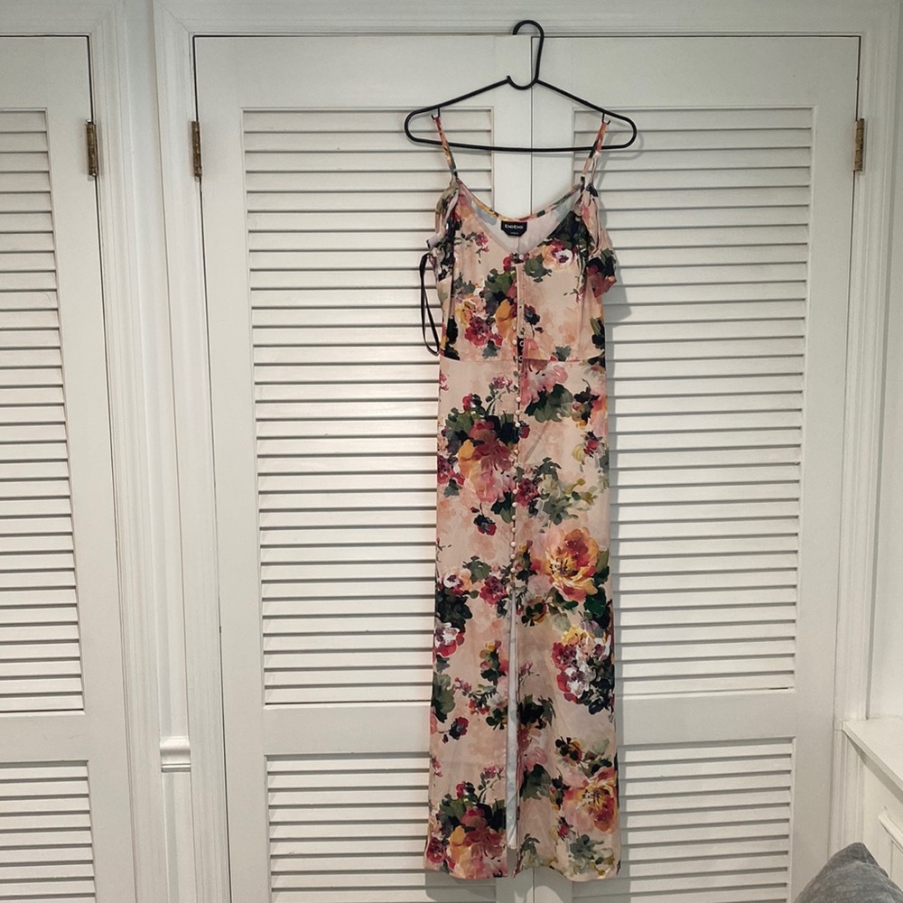 BEBE OFFSHLDR RUFFLE BUTTON UP MAXI DRESS